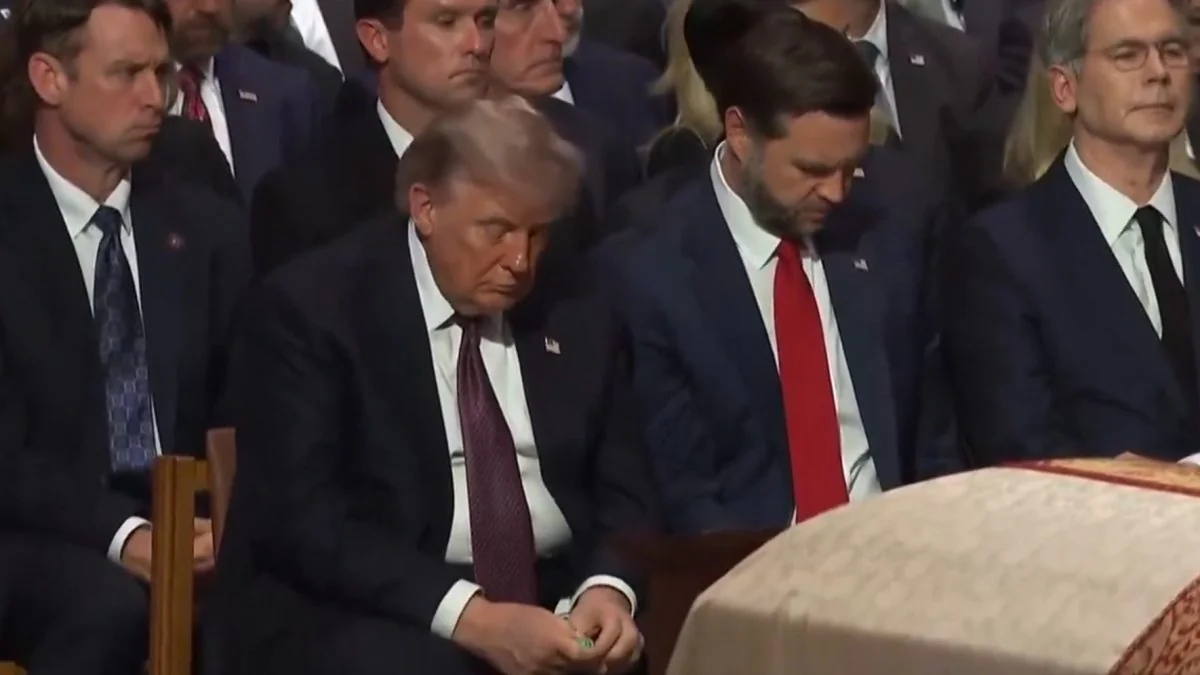 Трамп пригощає Венса Tic Tac під час прощання з Гремом у соборі