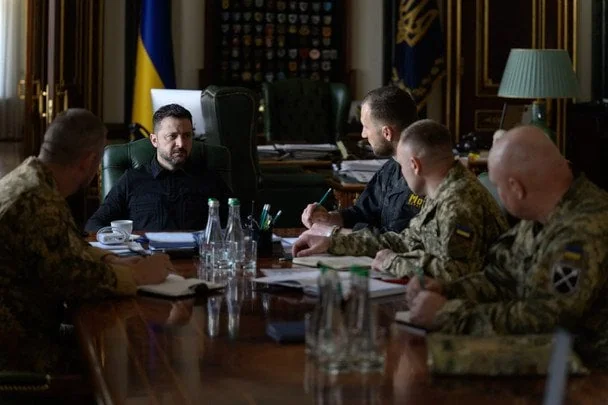 Зеленський проводить нараду з військовим керівництвом за столом у кабінеті