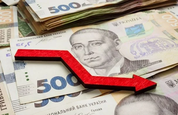 Червона стрілка вниз на банкнотах 500 гривень символізує економічні втрати