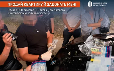 Чоловіки рахують долари біля чорного авто з пакетами грошей