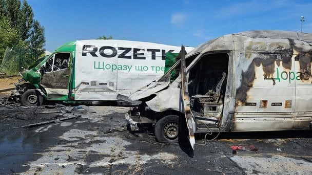 Згорілі фургони Rozetka після російського удару по складу під Києвом